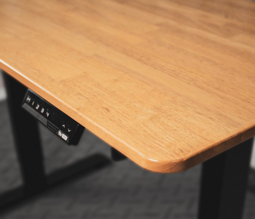 โต๊ะปรับระดับไฟฟ้า Liv Desk ใช้ไม้ยางพาราแท้ในการผลิตตัวท็อปโต๊ะ