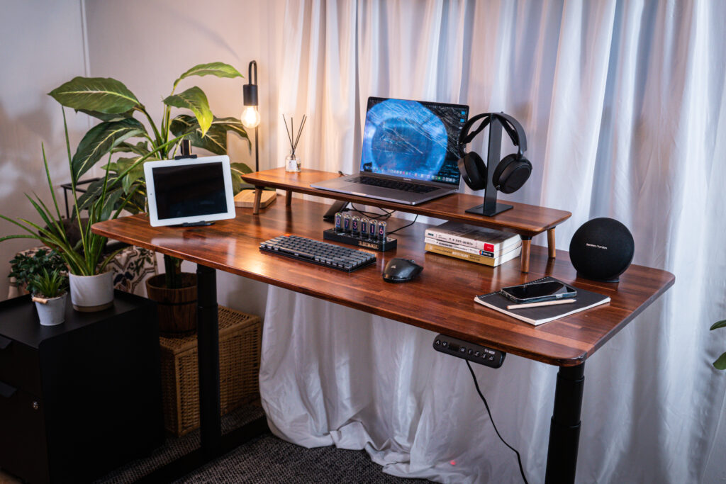 ไอเดียจัดโต๊ะทำงานไม้ สไตล์มินิมอล อบอุ่นเรียบง่าย สไตล์ LIV